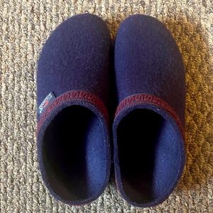 Stegmann wool felt clogs, women size 8, navy